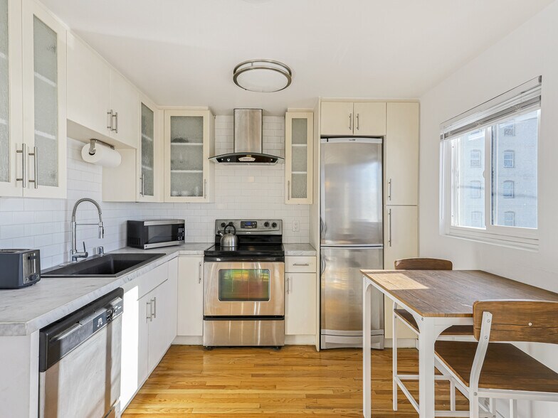 More Photos Of 14 Ozone Ave, Venice Apartments For Sale