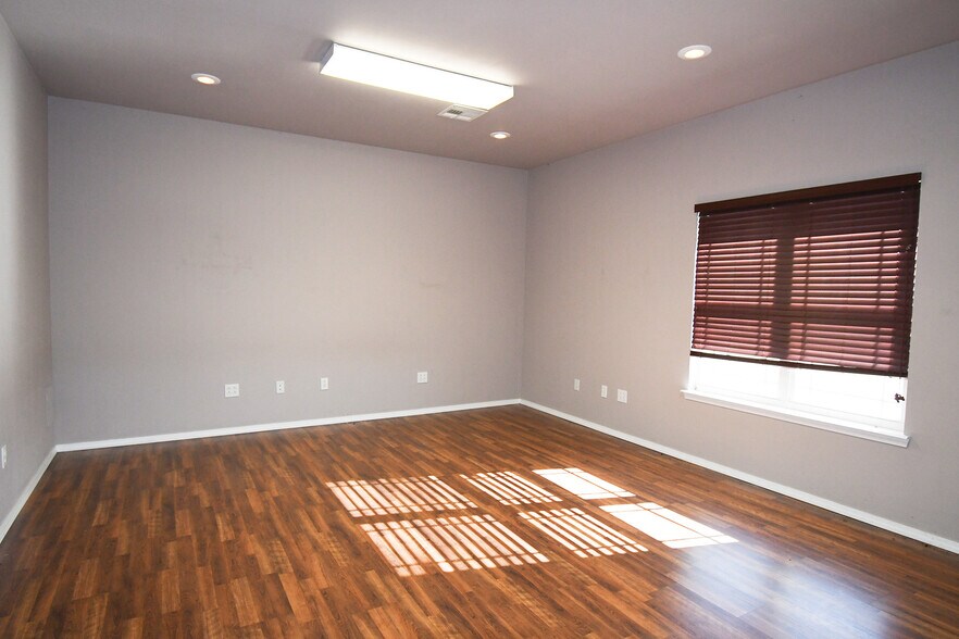 More Photos Of 455 W Ruth Ave, Sallisaw Office For Sale