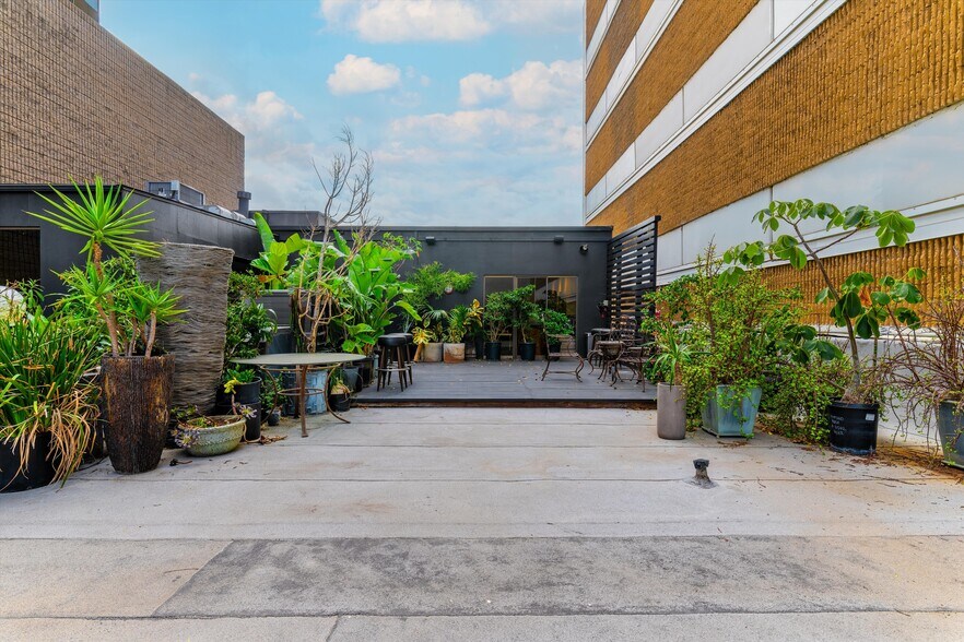 More Photos Of 420 N Camden Dr, Beverly Hills General Retail For Lease