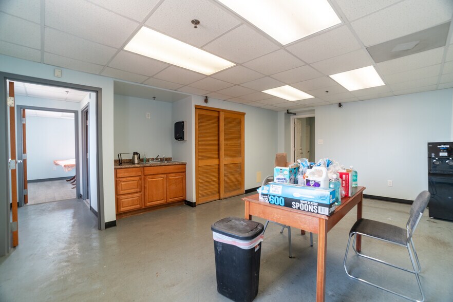 More Photos Of 125-127 Byassee Dr, Hazelwood Warehouse For Lease