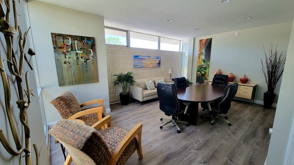 More Photos Of 4100-4158 5th Ave N, Saint Petersburg Coworking Space
