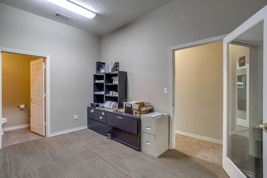 More Photos Of 110 Gotcher Ave, Lake Dallas Warehouse For Sale