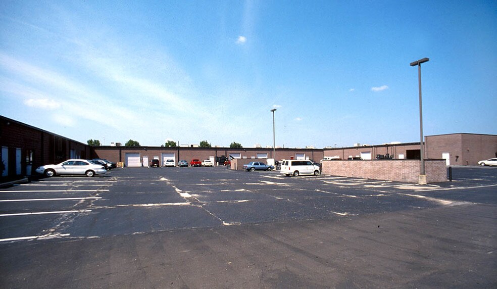 More Photos Of 15303-15335 W 95th St, Lenexa Light Distribution For Lease