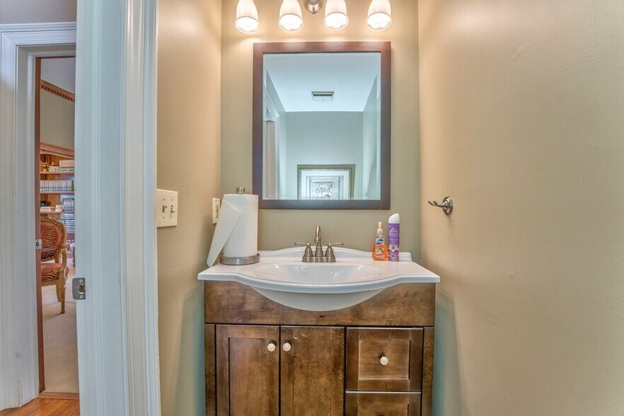 More Photos Of 417 Court St, Calhoun Office For Sale