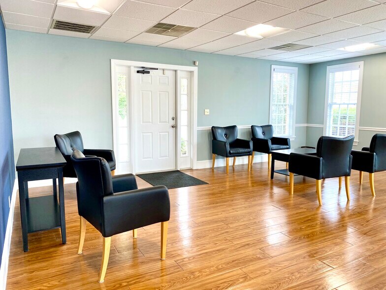 More Photos Of 156 E Market St, Martinsville Office Residential For Lease
