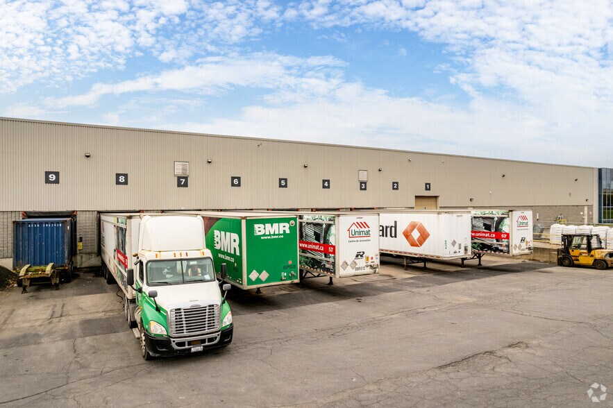 More Photos Of 40 Ch Du Tremblay, Boucherville Warehouse For Lease