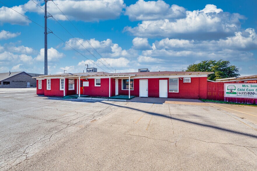 More Photos Of 1005 Austin St, Midland Storefront For Sale