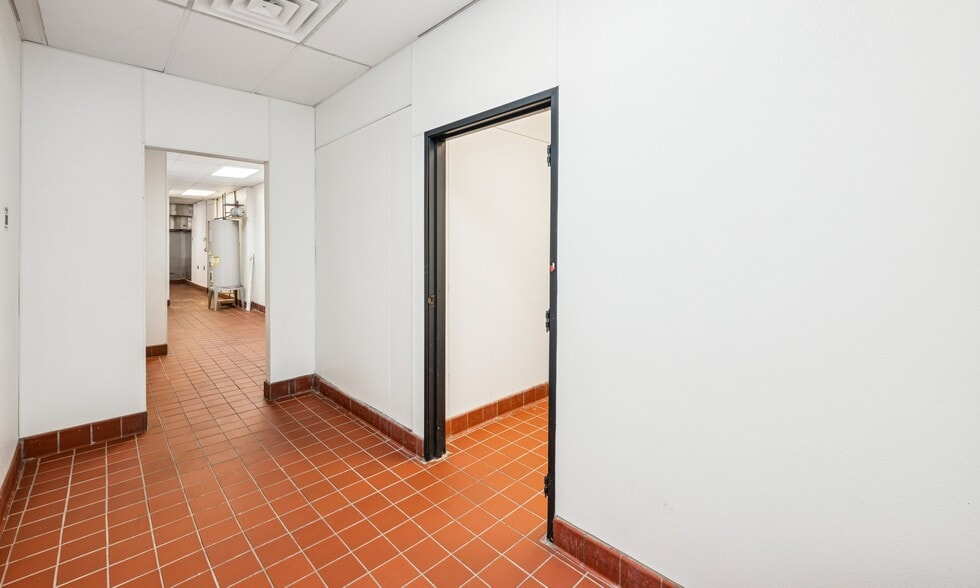 More Photos Of 15026-15080 Beltway Dr, Addison Light Manufacturing For Lease