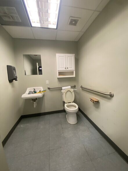 More Photos Of 7030 Wespark Cir, Beaumont Warehouse For Lease