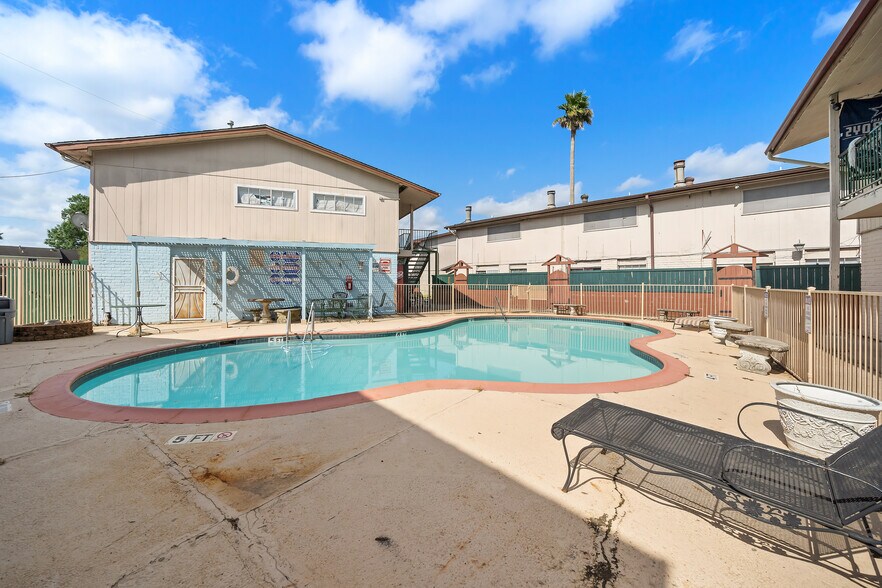 More Photos Of 2323 Burke, Pasadena Apartments For Sale