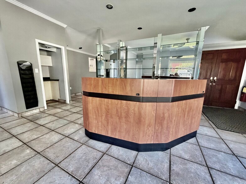 More Photos Of 408 Boston Post Rd, Darien Freestanding For Lease