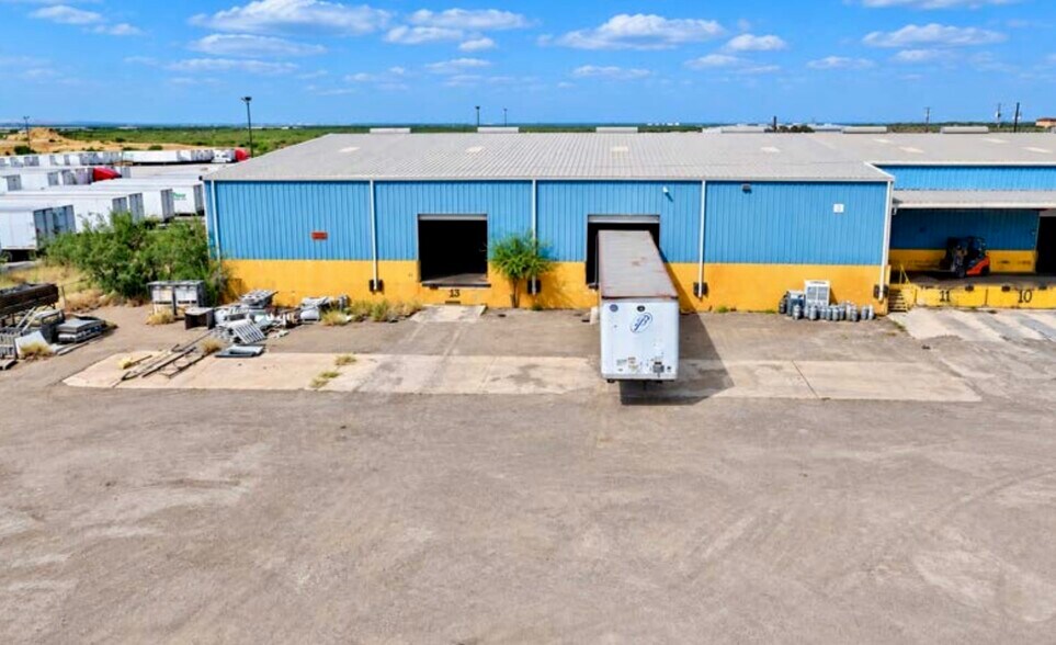 More Photos Of 705 Enterprise St, Laredo Distribution For Sale