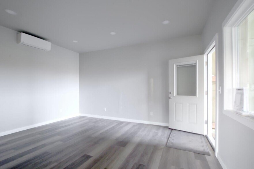 More Photos Of 6804 Agate Rd, White City Flex For Sale