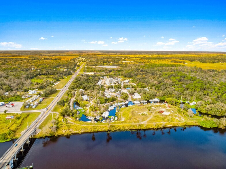 More Photos Of 121 Riverbend Dr, LaBelle Marina For Sale