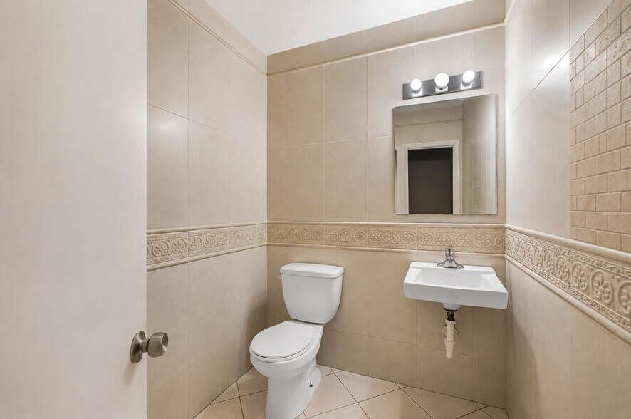 More Photos Of 7725 W 2nd Ct, Hialeah Warehouse For Sale