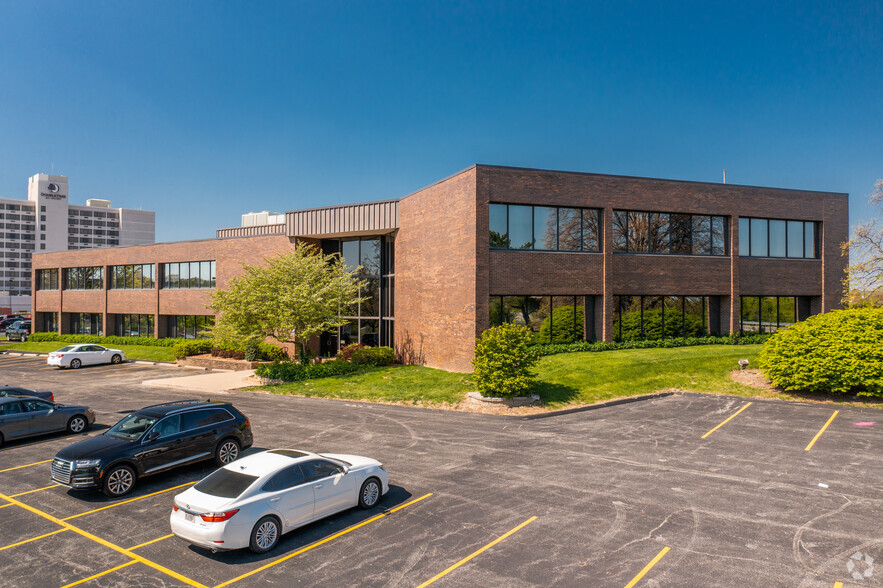 Primary Photo Of 2055 Craigshire Rd, Saint Louis Coworking Space