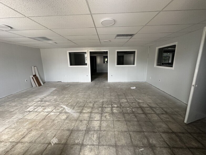 More Photos Of 925 Wholesale Row, Jackson Light Manufacturing For Sale