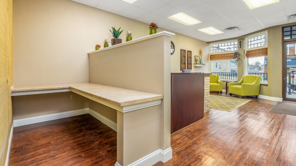More Photos Of 206-216 E Ludington St, Iron Mountain Medical For Sale