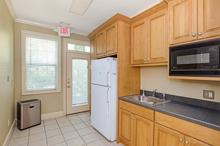 More Photos Of 3535 Roswell Rd, Marietta Office Residential For Lease