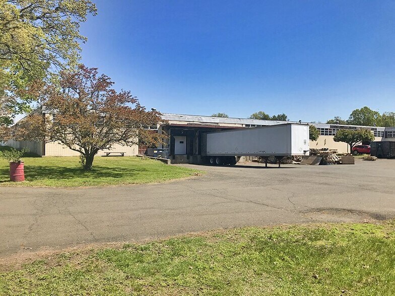 More Photos Of 70 Stoddard Ave, North Haven Warehouse For Lease