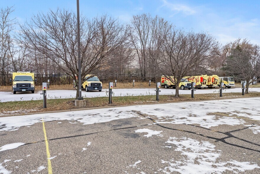 More Photos Of 11180 86th Ave N, Osseo Flex For Lease