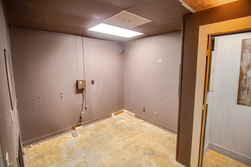 More Photos Of 319-321 Ridge St, Alton Showroom For Sale