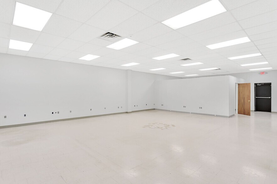 More Photos Of 6 Four Coins Dr, Canonsburg Light Distribution For Lease