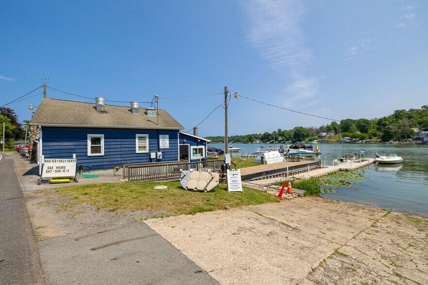More Photos Of 8106 W Port Bay Rd, Wolcott Marina For Sale