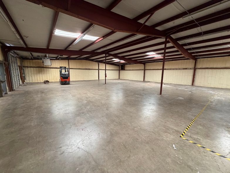 More Photos Of 2042 Fisher St, Huntsville Warehouse For Lease