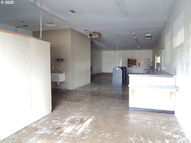 More Photos Of 330 NE Garden Valley Blvd, Roseburg Freestanding For Lease