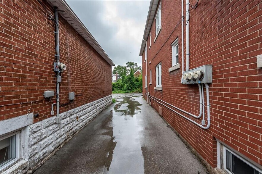 More Photos Of 104 Longwood Rd S, Hamilton Multifamily For Sale