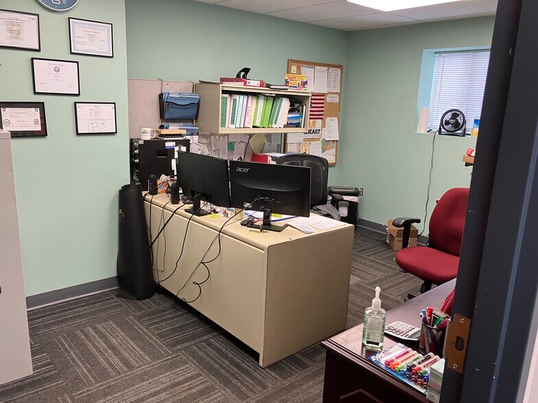 More Photos Of 50 E Dudley Town Rd, Bloomfield Contractor Storage Yard For Lease