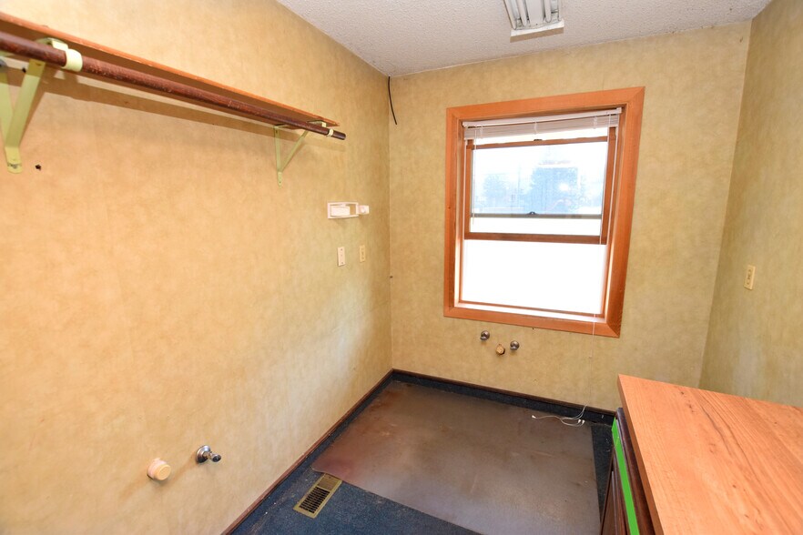 More Photos Of 320 E Grand Blanc Rd, Grand Blanc Office For Sale