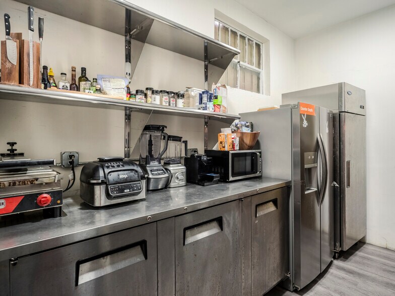 More Photos Of 195 NW 40th St, Miami General Retail For Lease