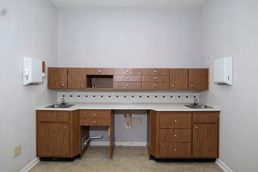 More Photos Of 3830 Rosemont Dr, Columbus Office For Sale