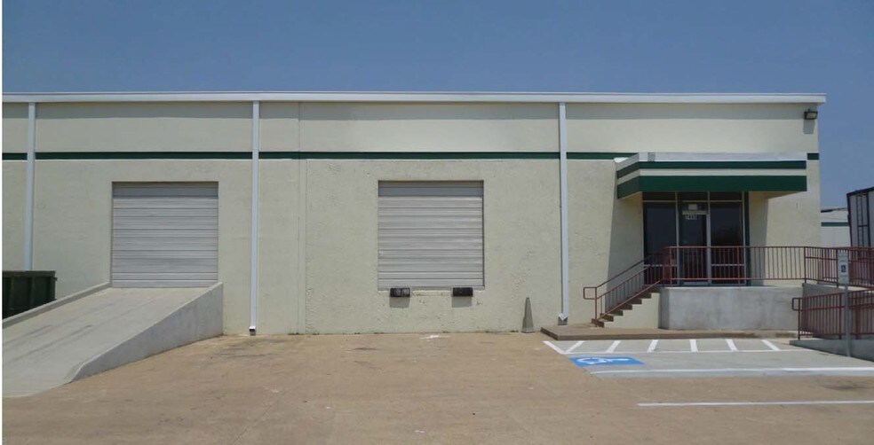 More Photos Of 7437-7445 Tower St, Richland Hills Showroom For Lease