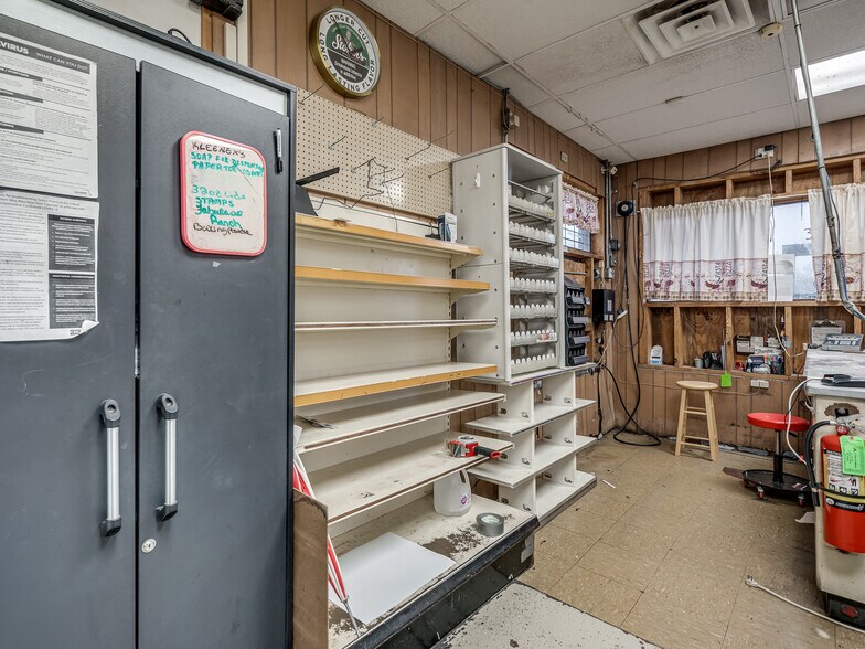 More Photos Of 200 N Broadway Ave, Geary Convenience Store For Sale