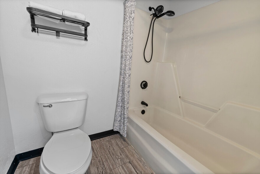 More Photos Of 53 Heritage St, Baxley Hotel For Sale