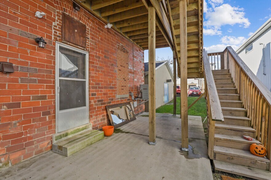 More Photos Of 14 W Depot St, Pataskala Showroom For Sale