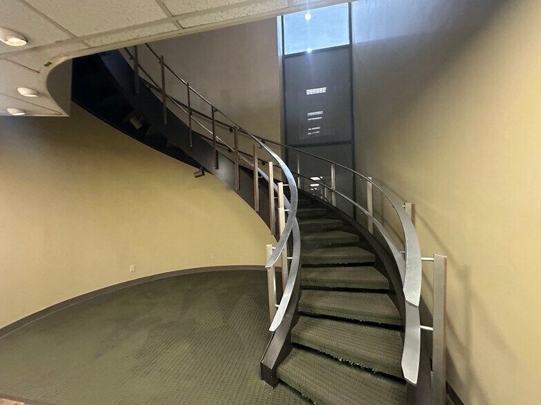 More Photos Of 100 Main St, Fort Worth Loft Creative Space For Lease