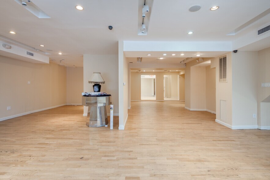 More Photos Of 62 Glen Cove Rd, Roslyn Heights Storefront Retail Office For Lease