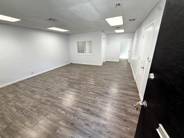 More Photos Of 6308 Woodman Ave, Van Nuys Loft Creative Space For Lease