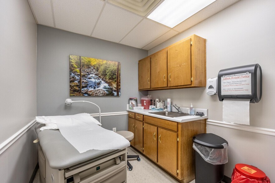 More Photos Of 1420 Fritz St SE, Cleveland Medical For Lease