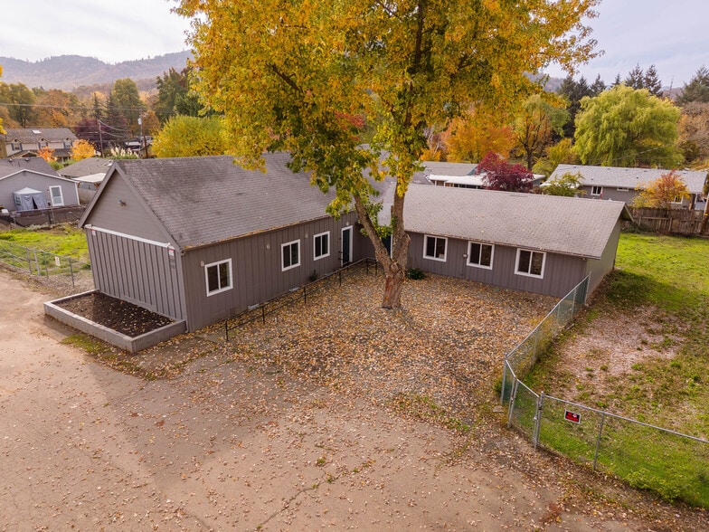 More Photos Of 132 NE Rifle Range St, Roseburg Apartments For Sale