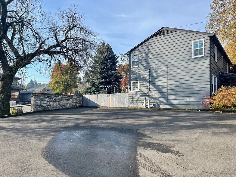More Photos Of 358 Superior St SE, Salem Office For Sale