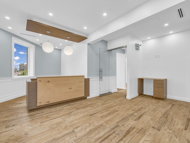 More Photos Of 541 Queen St E, Toronto Storefront For Lease