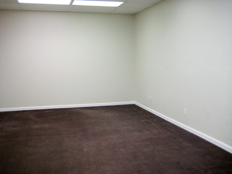 More Photos Of 21617 N 2nd Ave, Phoenix Warehouse For Lease