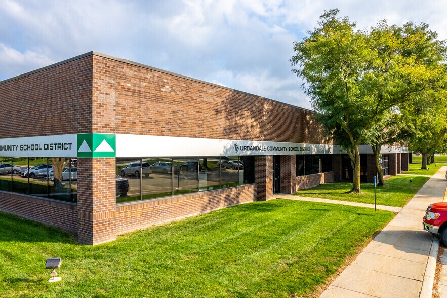 Primary Photo Of 11100-11190 Aurora Ave, Urbandale Flex For Lease
