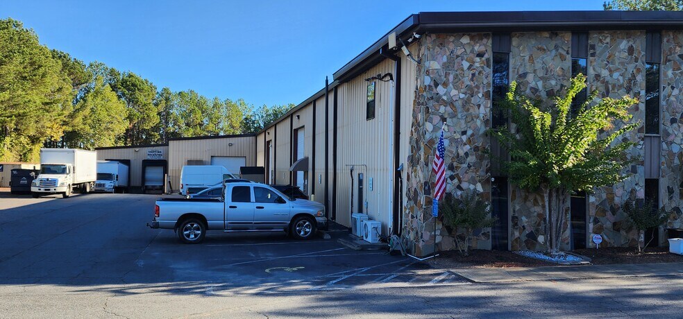 More Photos Of 318 Bell Park Dr, Woodstock Distribution For Lease