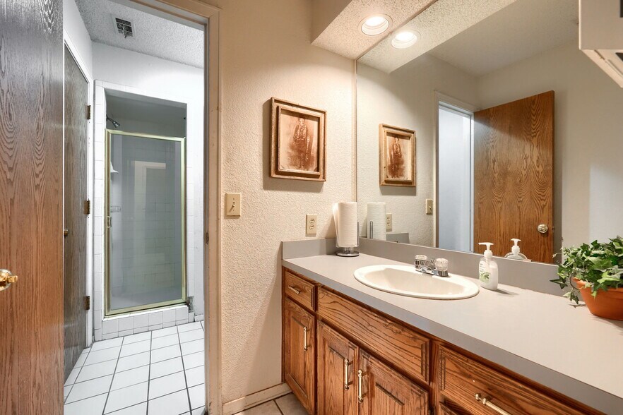 More Photos Of 6812 Avenue K, Plano Flex For Lease